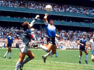 Clip: Bàn thắng gây tranh cãi của Maradona vào lưới ĐT Anh