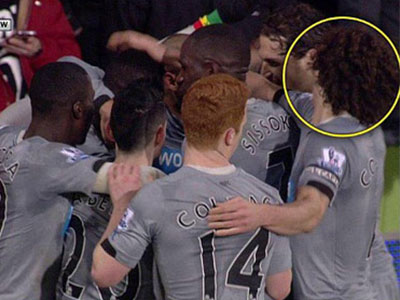 Clip: Coloccini bị ném xu vào mặt: