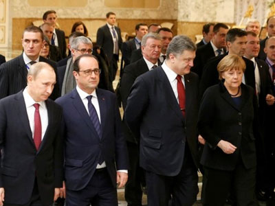 Đàm phán Ukraine: Tổng thống Ukraine căng thẳng bắt tay Nga