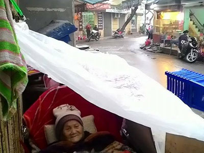 Hà Nội: Cụ bà 95 tuổi bị bê ra đường, nằm thâu đêm trong mưa rét