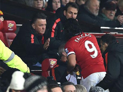 HLV Van Gaal thừa nhận M.U thắng may mắn
