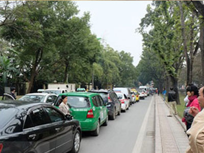 Ô tô kẹt cứng xếp hàng dài cả km trên phố Kim Mã