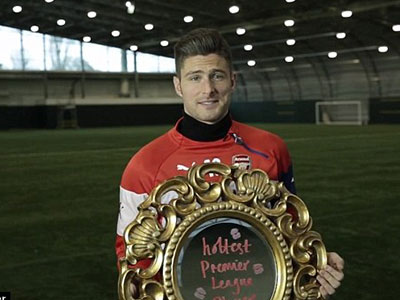 Olivier Giroud cười tít mắt, khệ nệ bê giải thưởng "dị"