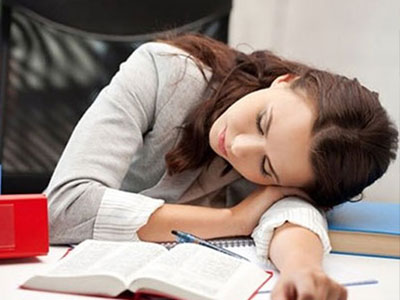 Sai lầm nguy hiểm khi ngủ gục trên bàn