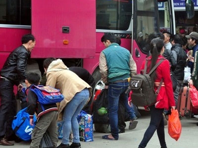 Dòng người hối hả "tay xách nách mang" về quê ăn Tết