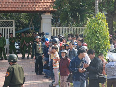 Hàng trăm người dân đến nhà vĩnh biệt ông Nguyễn Bá Thanh