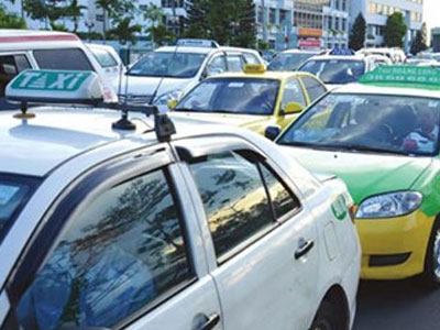 Cuối năm "cháy" xe taxi về quê ăn Tết