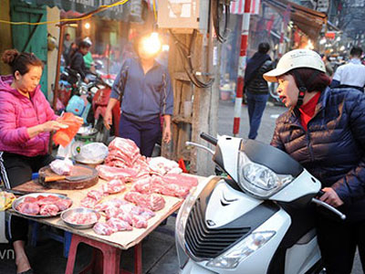 Bà nội trợ sợ xanh mắt vì giá cả thực phẩm Tết tăng phi mã