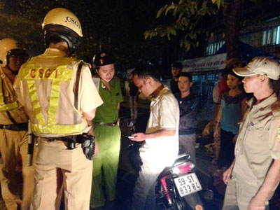 Băng qua đường, một phụ nữ bị xe tông bất tỉnh trong đêm