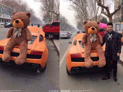Chàng trai đi Lamborghini chở theo gấu bông và hoa hồng cầu hôn bạn gái