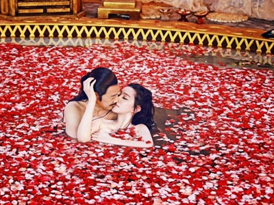 Những cảnh tắm trần táo bạo gây tranh cãi của Phạm Băng Băng