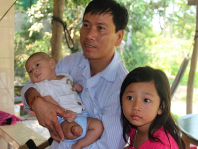 Cuốc sống mới của bố con bé “văng khỏi bụng mẹ”