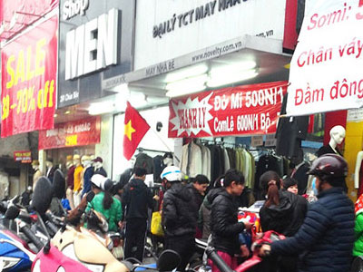 Hà Nội: Chen chân mua hàng giảm giá ngày giáp Tết
