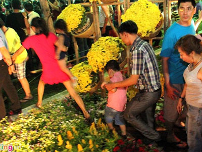 Hoa nát, gạch vỡ trong đêm khai mạc đường hoa Sài Gòn