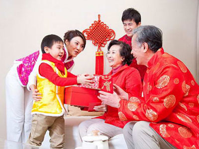 Chọn người hợp tuổi xông đất, xông nhà đầu năm mới 2015