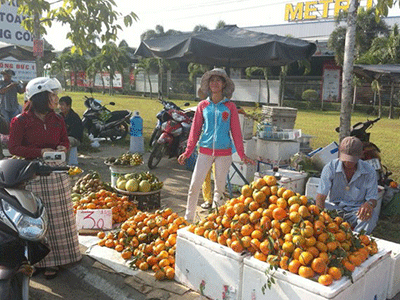 Sáng 30 Tết hoa trái “xả hàng”