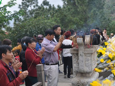 Hàng ngàn người dân thành kính viếng mộ Đại tướng Võ Nguyên Giáp