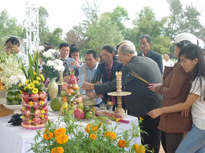Ngày đầu năm, mộ ông Nguyễn Bá Thanh phủ đầy hoa