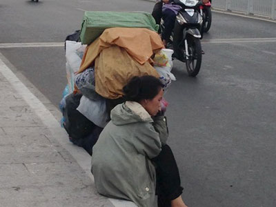 Những cảnh đời sáng mồng 1 Tết bên bờ kênh Nhiêu Lộc