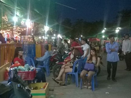 Khu vui chơi tăng giá vẫn đông người