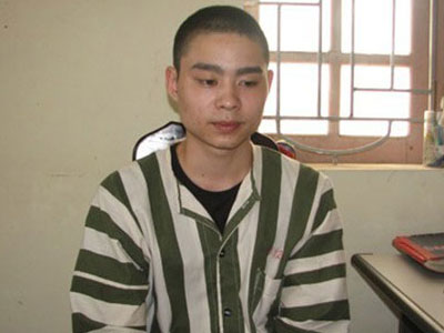 Lê Văn Luyện khéo tay làm mi mắt giả trong trại giam