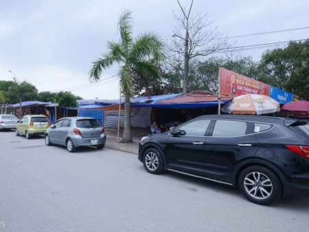 Ôtô xếp hàng dài vào đền Trần ngày đầu năm Ất Mùi