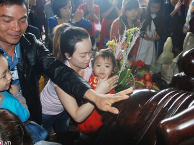 Trèo lên tượng phật để cầu may ngày mùng 2 Tết