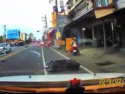 Clip: Quái xế lạng lách bị ô tô hất văng vài chục mét