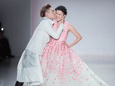Lý Quí Khánh hôn Tuyết Lan ở sàn diễn New York Fashion Week
