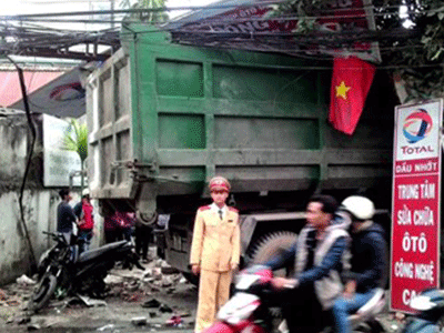 Xe chở rác gây tai nạn liên hoàn, đâm "vỡ mặt" gara ôtô