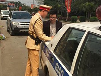 CSGT "giăng lưới" bắt xe ô tô gây tai nạn rồi bỏ trốn