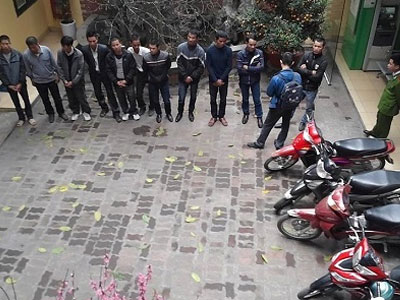 Lật tẩy chiêu lừa đảo mới của “cò” lễ hội Chùa Hương
