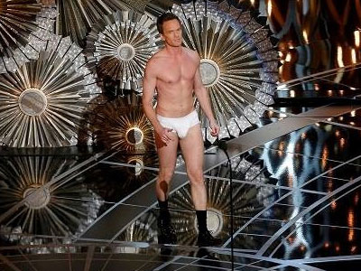 MC gây sốc khi diện quần lót dẫn chương trình lễ trao giải Oscar 2015