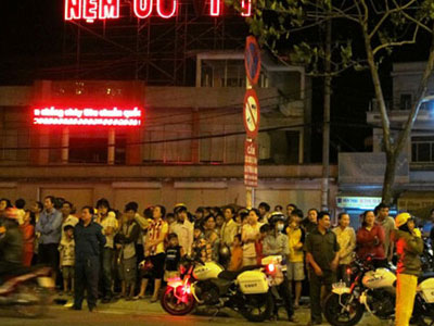 TP HCM: Ngộp thở giải cứu nam thanh niên “lơ lửng” trên biển quảng cáo