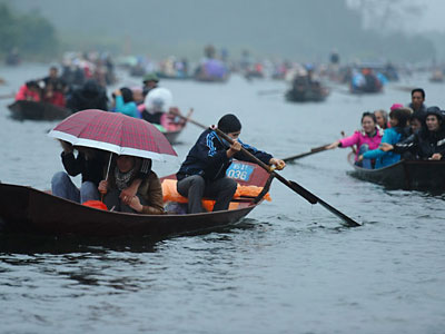 Chủ đò vòi vĩnh hành khách tại Chùa Hương