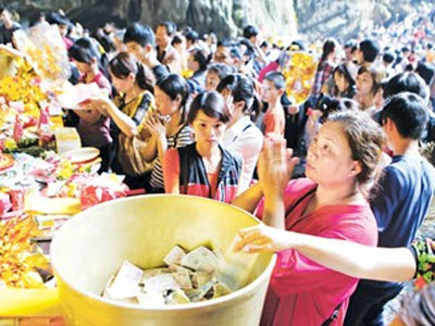 Hôm nay, khai hội Chùa Hương: Cảnh rải tiền lẻ giảm đáng kể