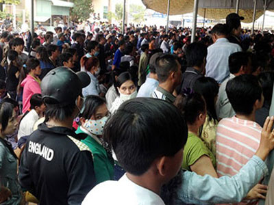 Nghìn người chen nhau làm CMND sau Tết