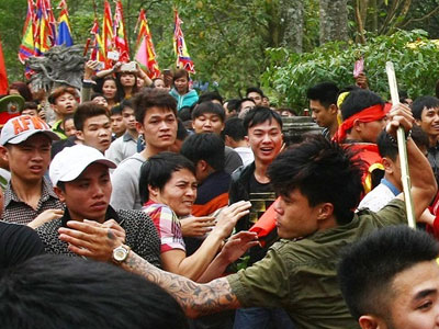 "Tranh cướp, xô xát ở hội đền Gióng là bình thường"