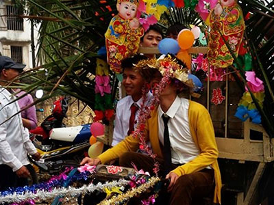 Cô dâu ngỡ ngàng vì chú rể mang lễ vật sang bằng xe công nông