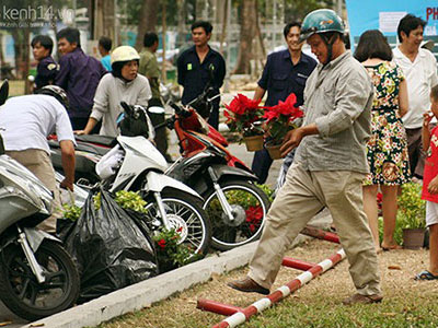 Người dân hớn hở vì được tặng hoa sau khi bế mạc Hội hoa xuân ở Sài Gòn