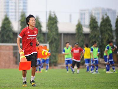 HLV Miura hướng dẫn Olympic Việt Nam thực hành bài tập lạ