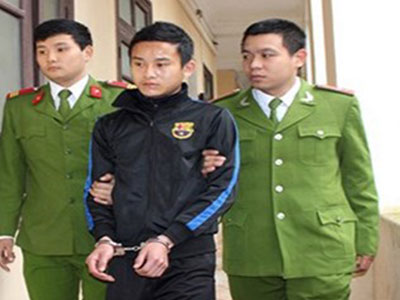 Khởi tố đối tượng nợ cờ bạc, vác búa đinh đi cướp xe ôm