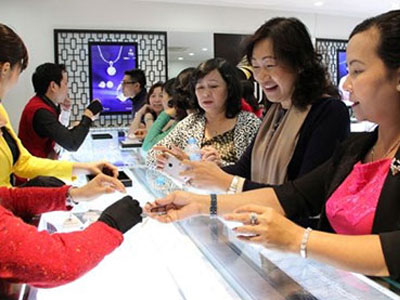 Người dân rộn ràng đi mua vàng để đón vía thần tài