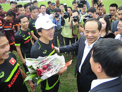 Olympic Việt Nam "vỡ" buổi tập vì Thứ trưởng tới lì xì