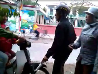 CA xã dùng còng số 8 khống chế dân, cấm khách mua hàng?