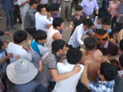 Hàng trăm thanh niên hỗn loạn xông vào cướp chiếu cói