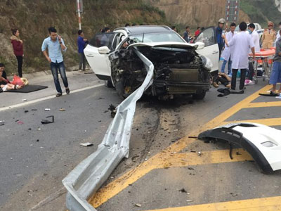 Lan can đường đâm xuyên ô tô trên cao tốc Lào Cai