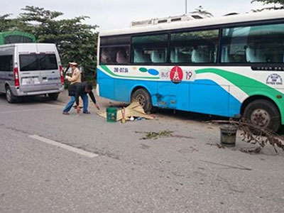 Thợ sửa xe chết thảm khi đang thay lốp ven đường