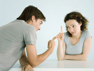 Vừa lên sếp chồng đã muốn "đá" vợ ra khỏi nhà