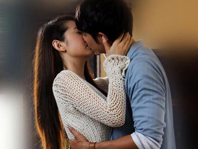 Vừa tán cô ấy đã đồng ý hôn, có dễ dãi quá không?